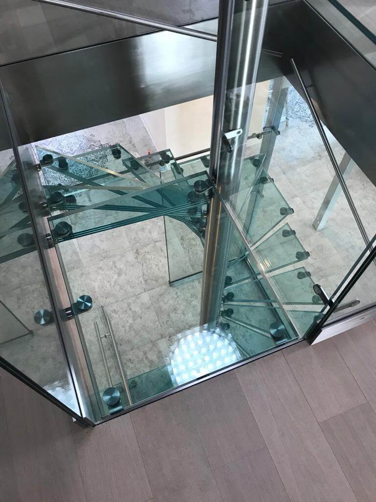 skleněné schodiště, nosný prvek-sklo